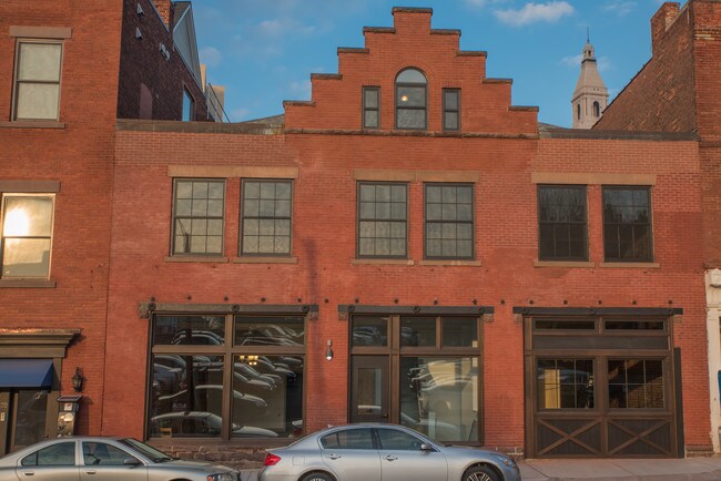 Building Photo - 40 Elm St