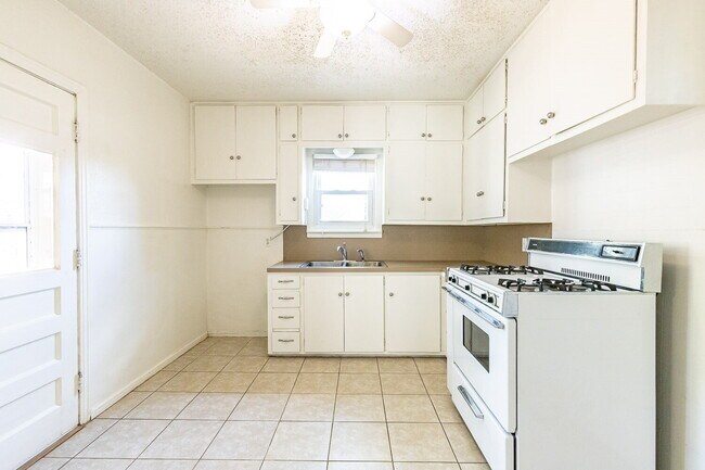 Foto del edificio - Charming & Cozy 2-Bedroom Oasis