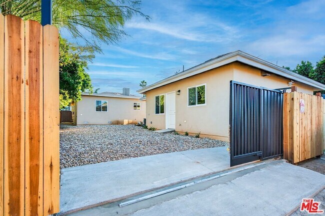 Foto del edificio - 17625 Burbank Blvd