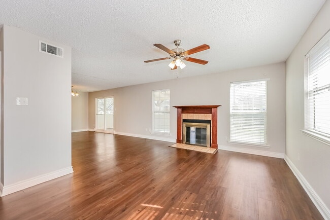 Building Photo - 1521 Lincolnshire Way