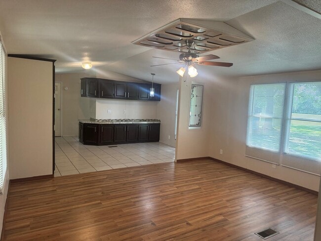 Foto del edificio - 13302 Pleasant Way Rd