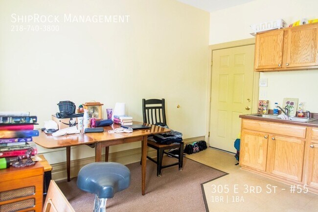Foto del edificio - 305 E 3rd St