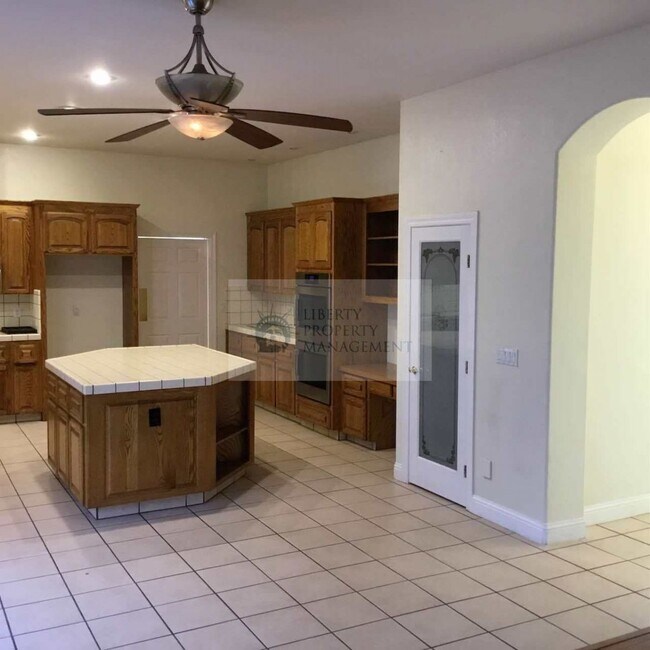 Building Photo - 899 Sweet Pea Ln