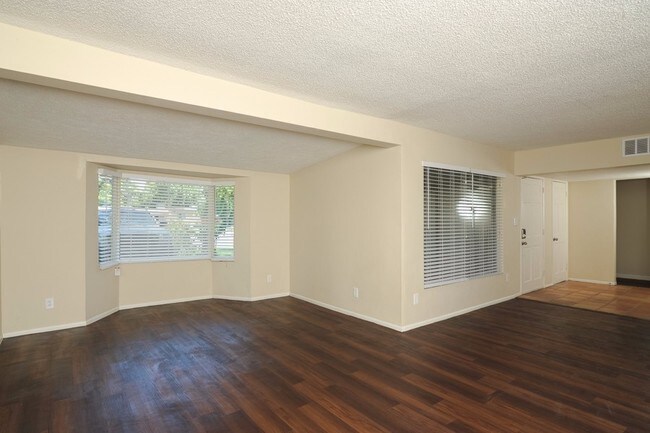 Building Photo - 2623 W Morten Ave