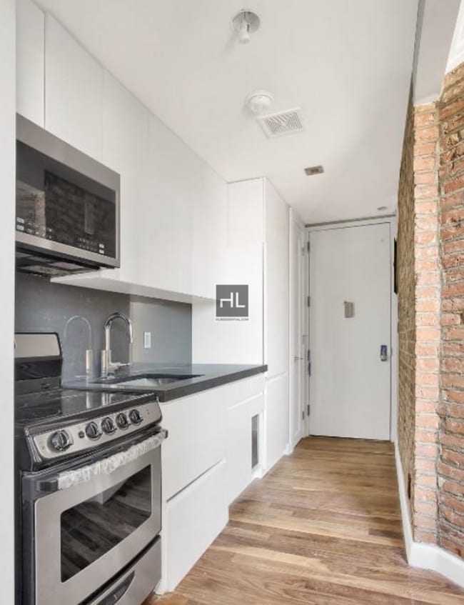 Building Photo - Second Avenue