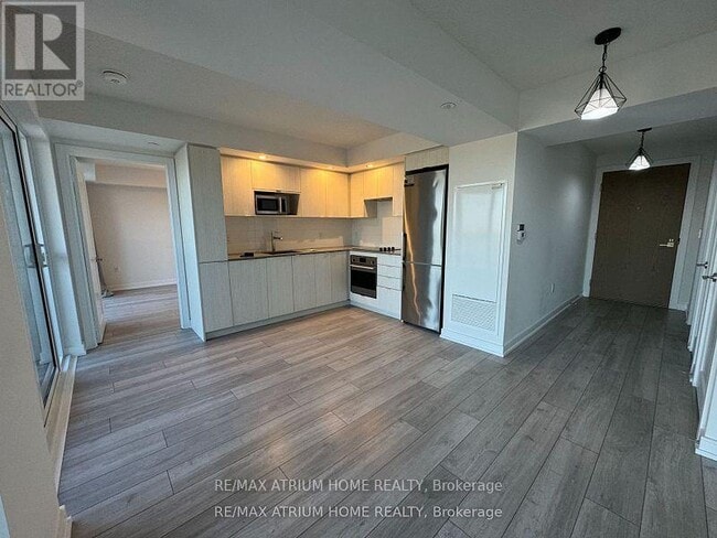 Photo du bâtiment - 225 Village Green Square