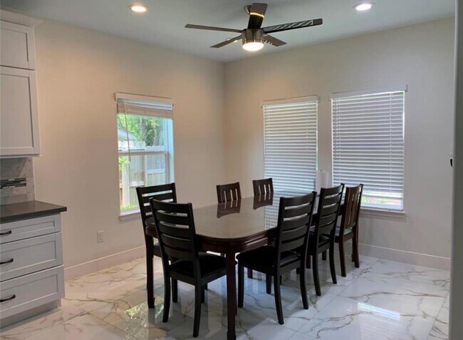 Building Photo - 5510 Teakwood Dr