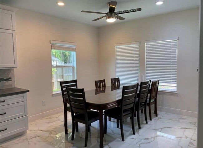 Foto del edificio - 5510 Teakwood Dr