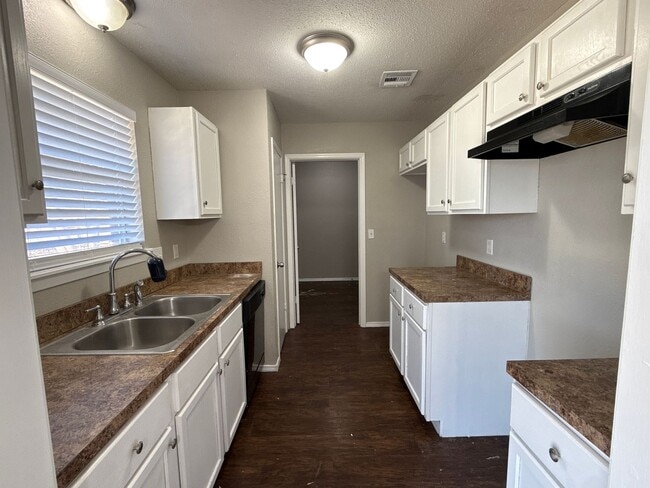 Building Photo - Start the year off in this charming 3 bed, 2 bath Broken Arrow home!