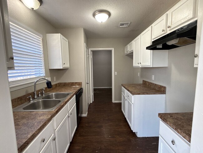 Foto del edificio - Start the year off in this charming 3 bed, 2 bath Broken Arrow home!