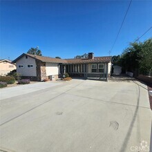 Building Photo - 746 River Dr