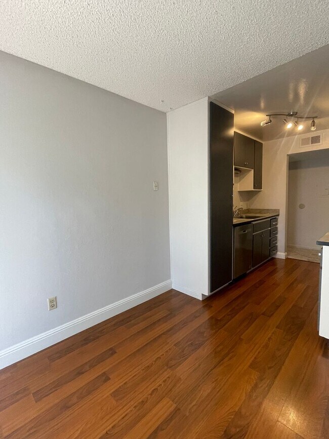 Foto del edificio - Upstairs End Unit 2 Bedroom 1 Bath