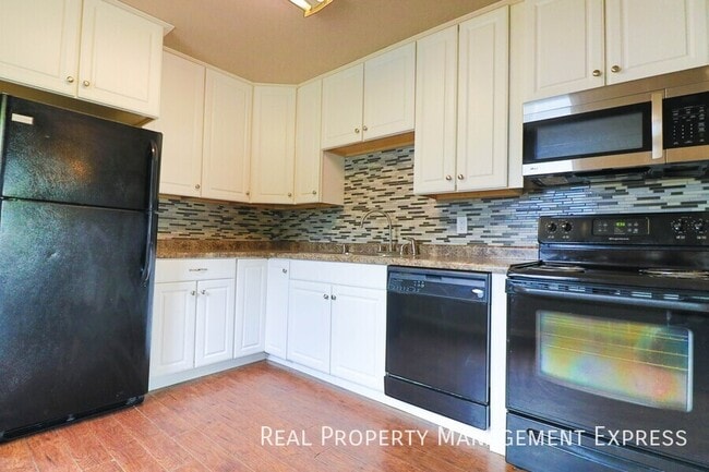 Foto del edificio - 3 Bed Home w/ Large Garage