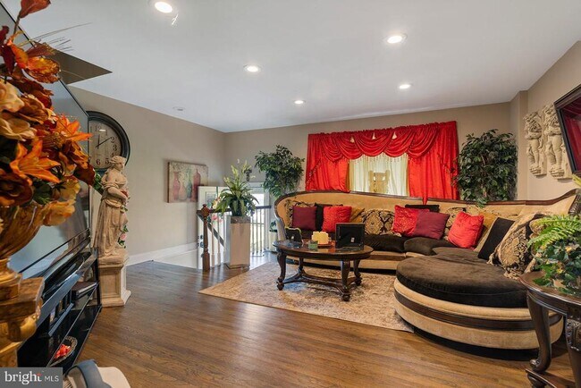 Building Photo - 2874 Tolbut St