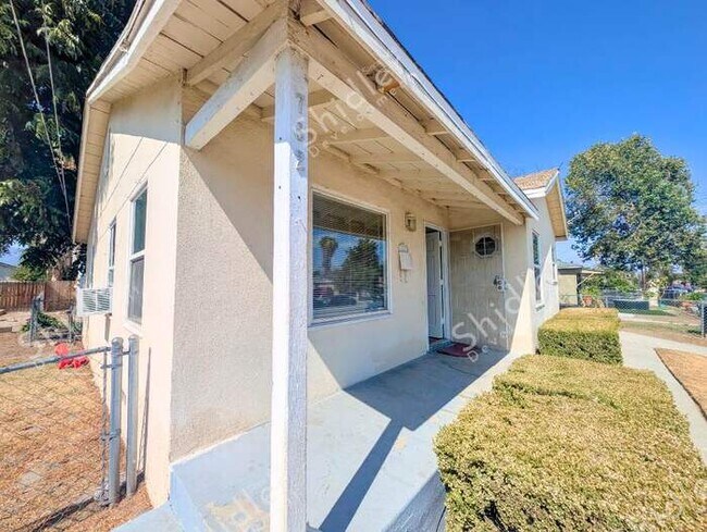 Foto del edificio - 2 Bedroom 1 Bath with Laundry