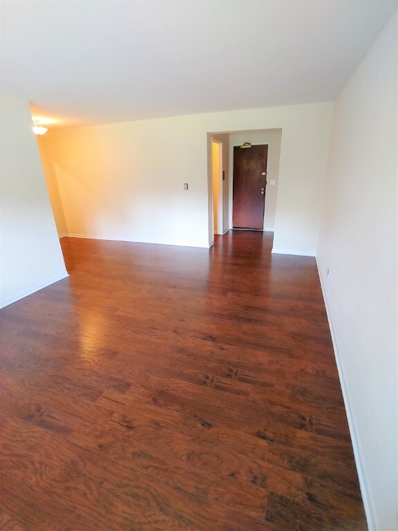 Building Photo - Super-Sized Edgewater Studio