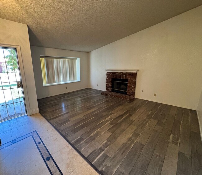 Building Photo - Gorgeous Remodeled 3+2 - $2800
