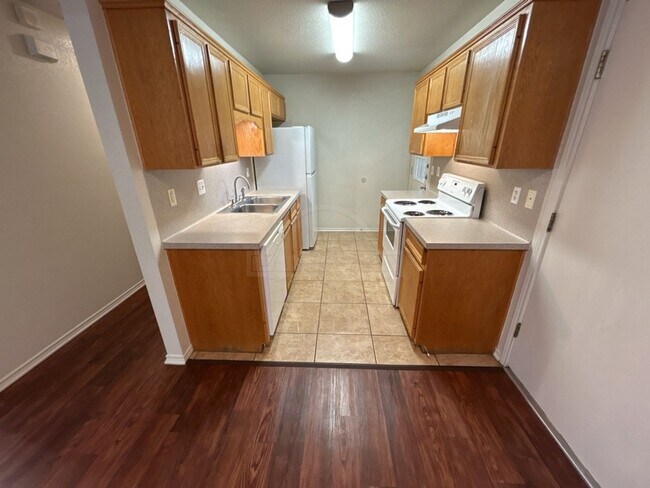 Foto del edificio - 912 McDaniel Cir