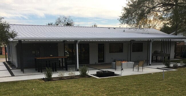 Building Photo - 1205 Village Dr
