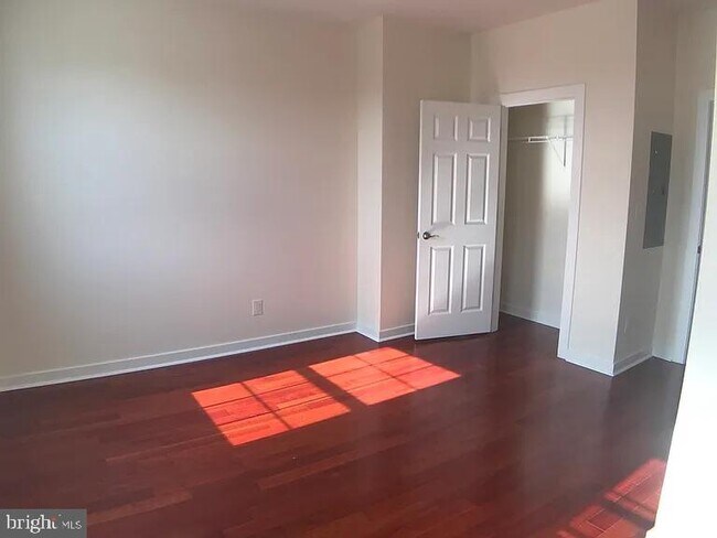 Foto del edificio - 2631 W Girard Ave