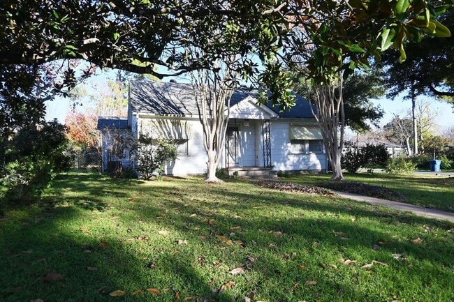 Building Photo - 513 N Ave F