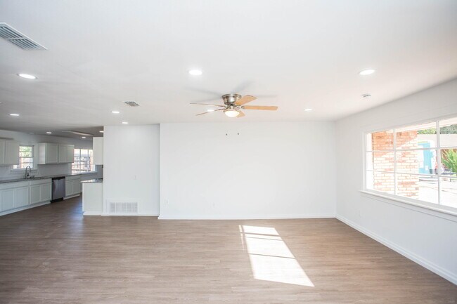 Building Photo - 6004 Vernon Ave