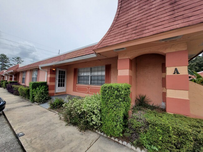 Foto del edificio - 2929 W Oak Ridge Rd