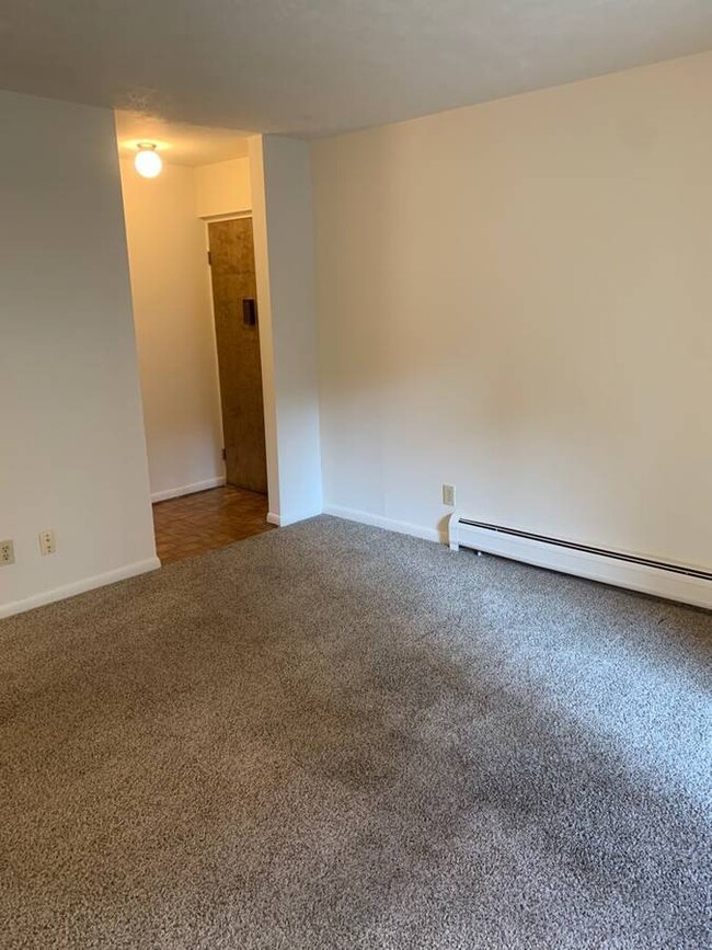 Carpeted Livingroom Parkay Foyer - 505 Ludlow Ave