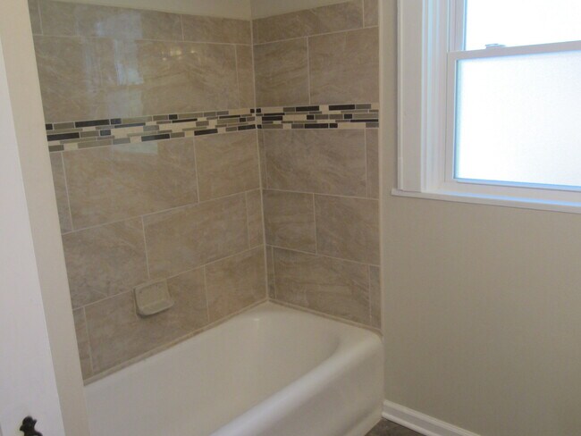 Foto del edificio - Updated 2 Bedroom 2.5 Bath in Pleasant Ridge Inc. Finished Basement with Bonus Room