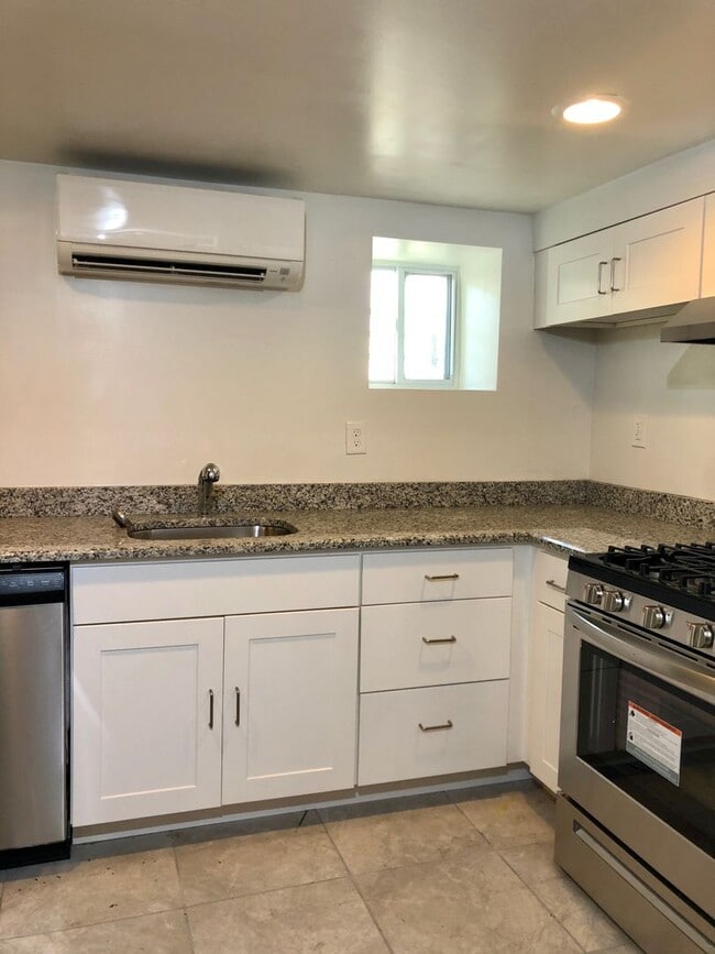 Building Photo - Must-see 1 Bedroom w/ Den Townhome in Wash...