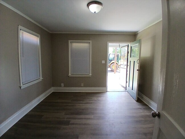 Foto del edificio - Updated 2 bedroom 1 bath duplex