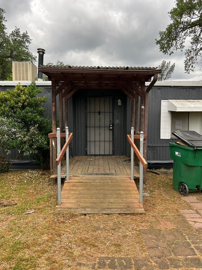 Building Photo - 18395 Oasis Rd