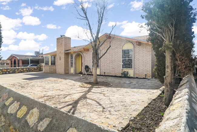 Building Photo - 5664 Longview Dr