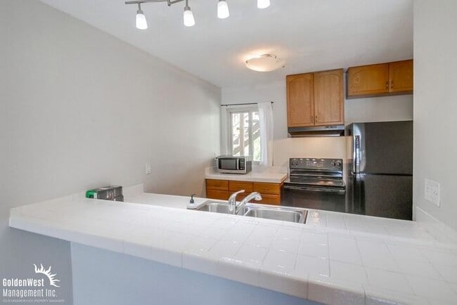 Building Photo - Stylish 2Bdm 1Ba Condo in Gated Clairemont...
