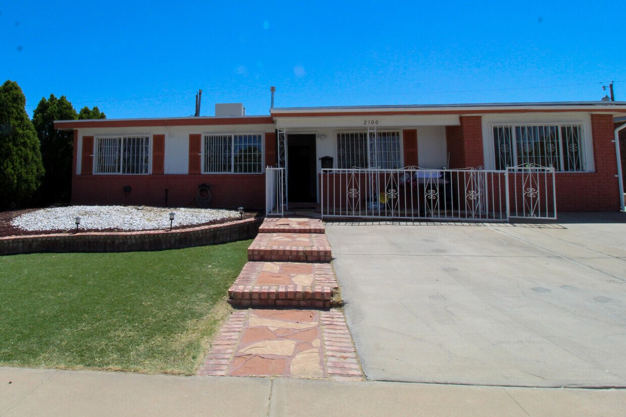 Primary Photo - 2100 Solano Dr