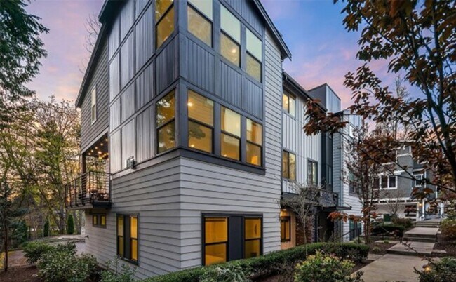 Foto del edificio - Stunning 4-bedroom, 3.5-bath end-unit town...