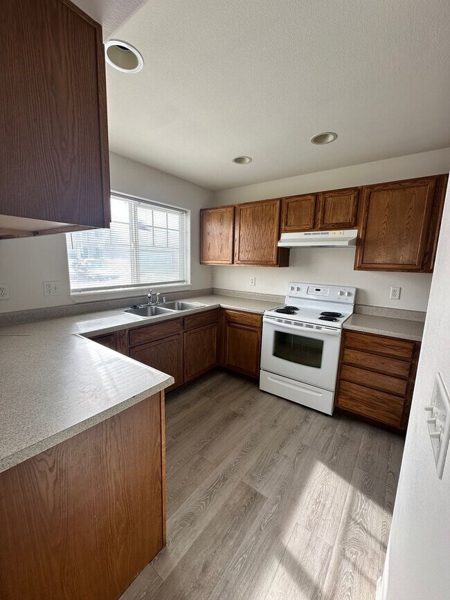 Building Photo - Lovely 3 Bedroom Apartment- Close to Schools/Parks!