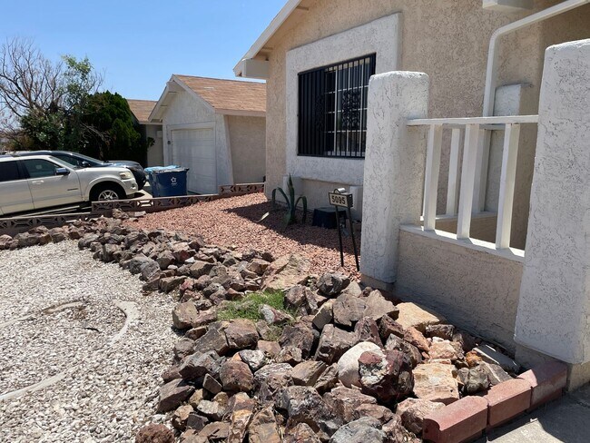 Foto del edificio - 3 bedroom home in Summerlin North