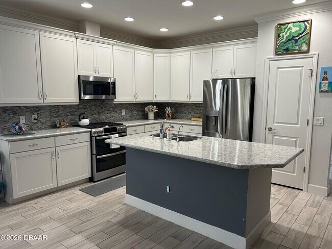 Building Photo - 402 Tiki Ter