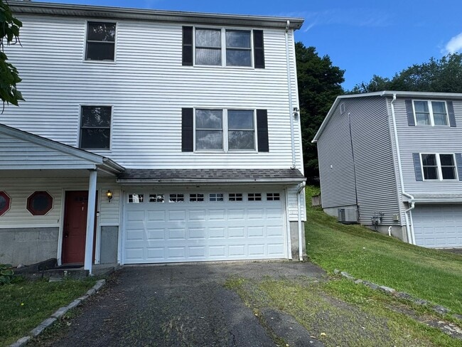 Building Photo - Spacious 3 bedroom 2.5 bathroom Duplex