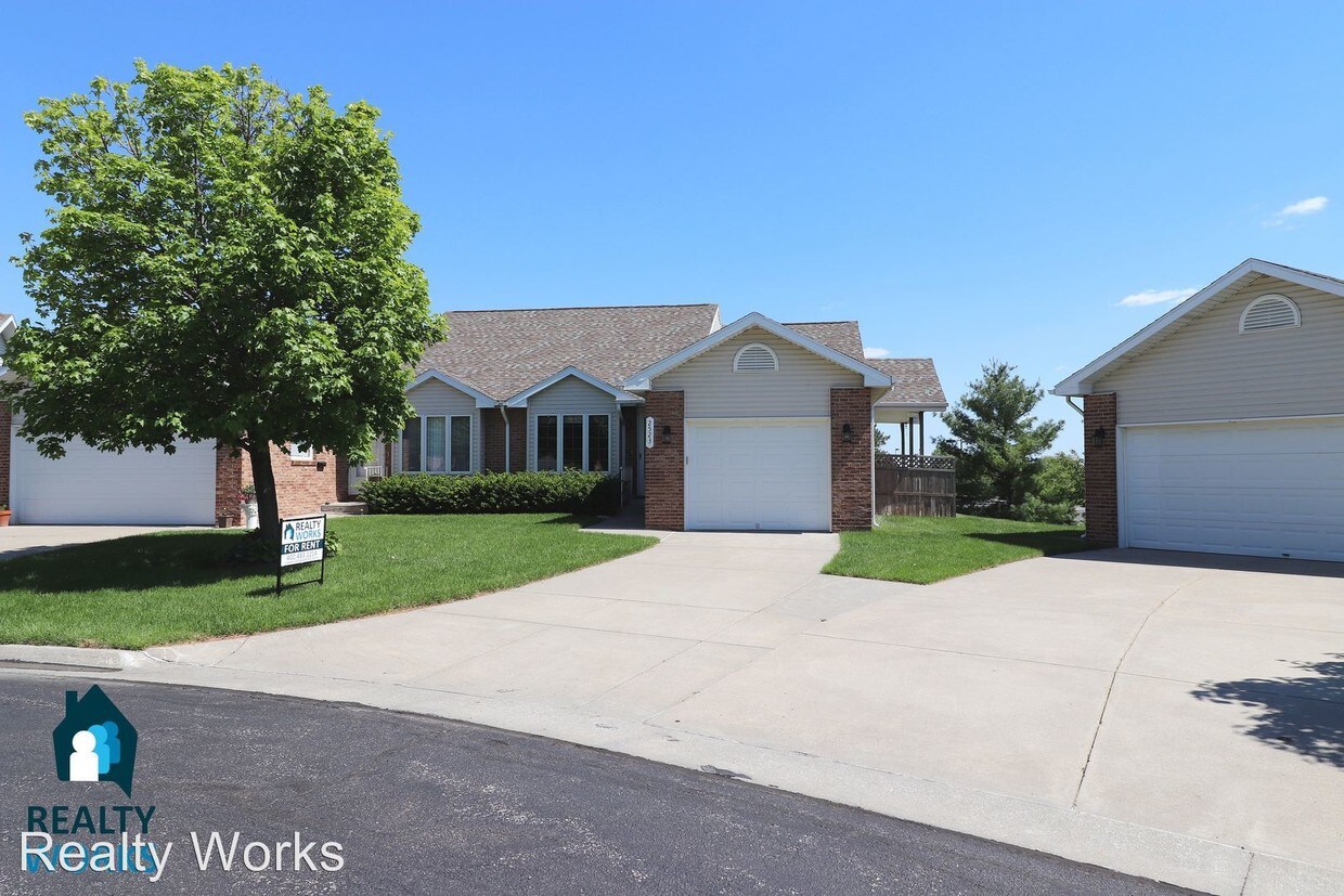 Primary Photo - 2523 Hollyhock Cir