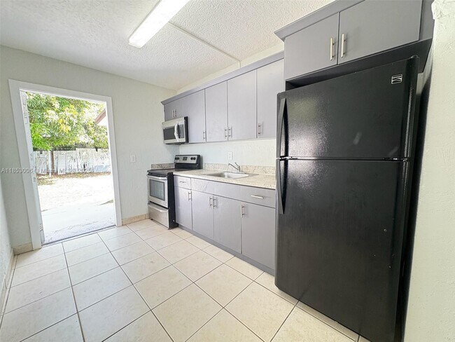 Foto del edificio - 2443 NW 7th St