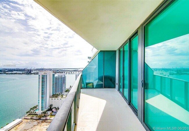Foto del edificio - 460 NE 28th St