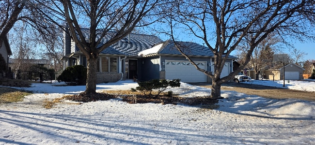 Building Photo - 9231 Queens Garden N