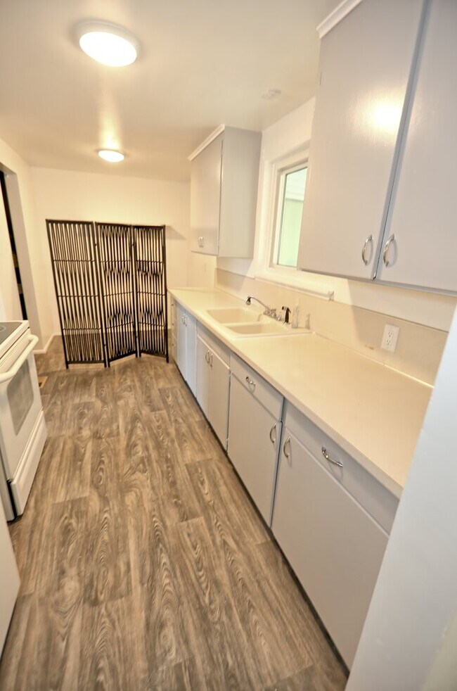 Building Photo - Cozy 2 Bedroom w/Den on Large Lot!