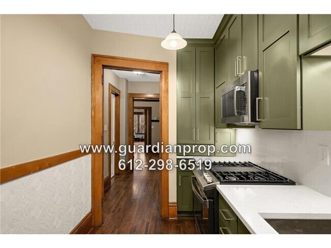 Foto del edificio - Top Floor Condo in 4Plex, Updated Kitchen & Bath, Full Dining Room, Sunroom, Parking