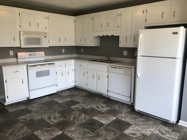 Building Photo - 3 Bedroom Pet Friendly Home For Rent!