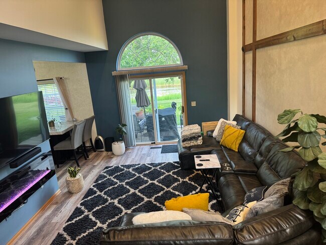 Foto del edificio - 2444 Oak Tree Ln