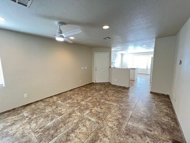 Building Photo - Adorable Home with 3 Bedrooms 2.5 Bathroom...