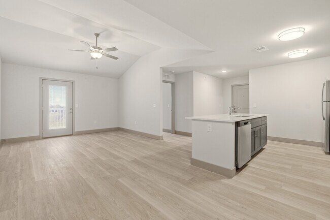 Hermosa cocina/sala de estar de concepto abierto - Flats at Twenty